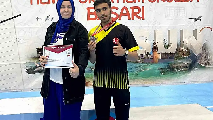 Elazığlı sporcu bilek güreşinde Türkiye 2'ncisi oldu