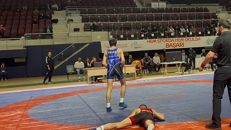 Elazığlı sporcu güreşte Türkiye şampiyonu oldu