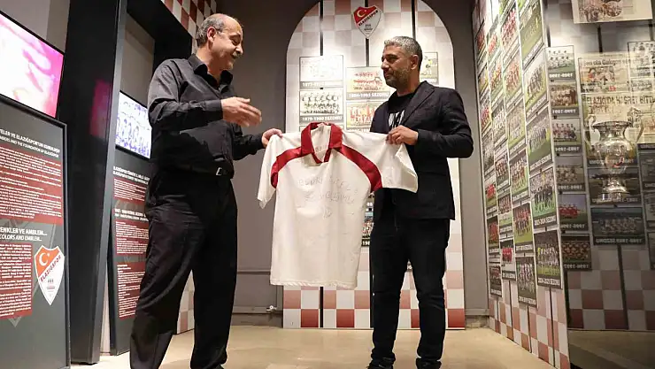 Elazığspor'un ilk kez Süper Lige çıktığı formayı, 23 yıl sonra müzeye bağışladı