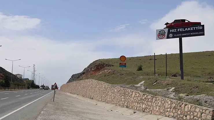 Emniyetten anlamlı uyarı: Yol kenarına yerleştirilen kazalı araç, sürücüleri yavaşlattı