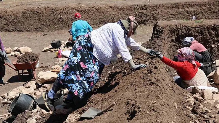 Evde pirinçten taş ayıklayan kadınlar, arkeolojik kazılarda buluntu ve veri ayıklıyor