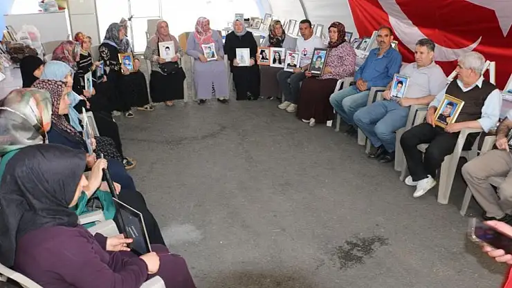 Evlat nöbetindeki anne: 'Barışı duyduğumuzdan beri ayaklarımız yerden kesilmiş. Gece uyuyamıyoruz'