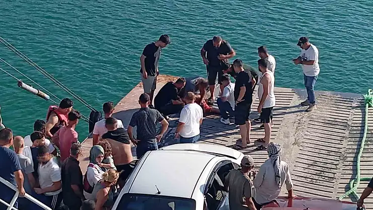 Feribottan atlayan şahsı vatandaşlar kurtardı