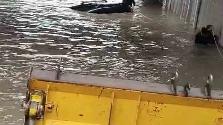 Fırat EDAŞ kepçe operatörü, mahsur kalan sürücüyü kurtardı