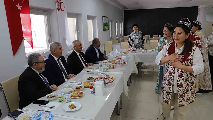 Fırat Üniversitesinde Özbek akademisyenlerden anlamlı 'Şükran Günü'