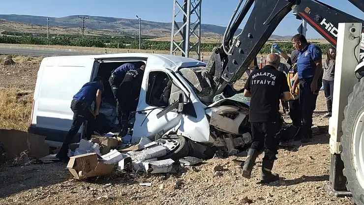Freni boşalan hafif ticari araç aydınlatma direğine çarptı: 1 yaralı