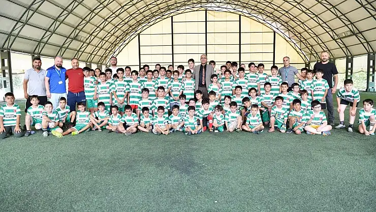 Geleceğin yıldızları Yeşilyurt Belediyesi futbol kursunda yetişiyor