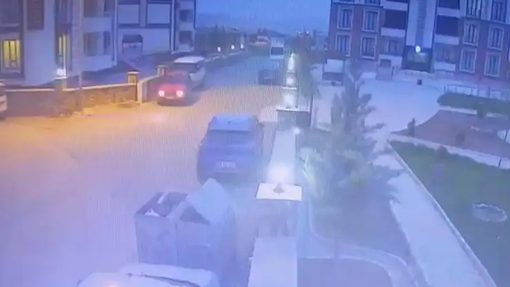 Geri giderken park halindeki araca çarptı