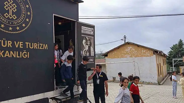 Gezen Sinema Tırı Baskil'de çocuklarla buluştu