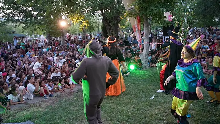 Gezici Çocuk Tiyatro Günleri Ergani, Hazro ve Hani'de çocuklarla buluştu