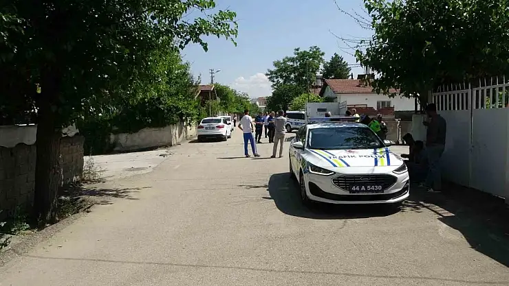 Hafif ticari araç ile otomobil çarpıştı: 4 yaralı