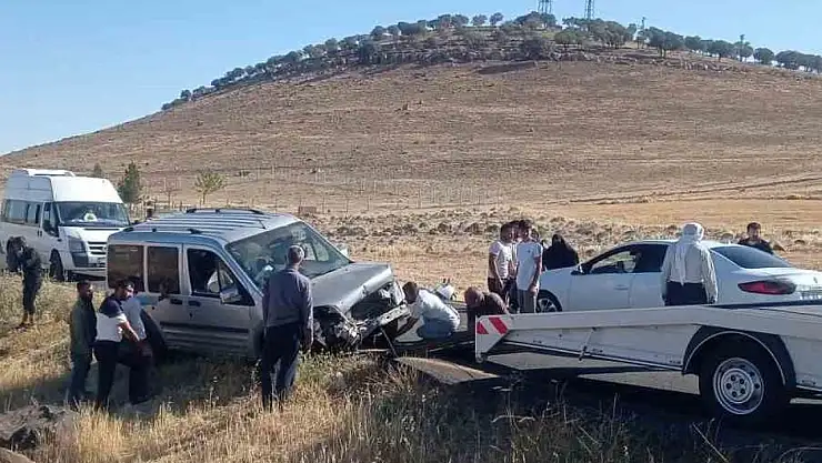 Hafif ticari araç savruldu, sürücüsü yaralandı