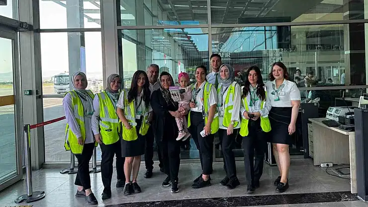 Havalimanı  çalışanlarından kanser hastası Cennet'e doğum günü sürprizi