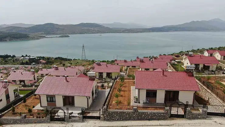 Hem güven hem de huzur veren göl manzaralı deprem konutları