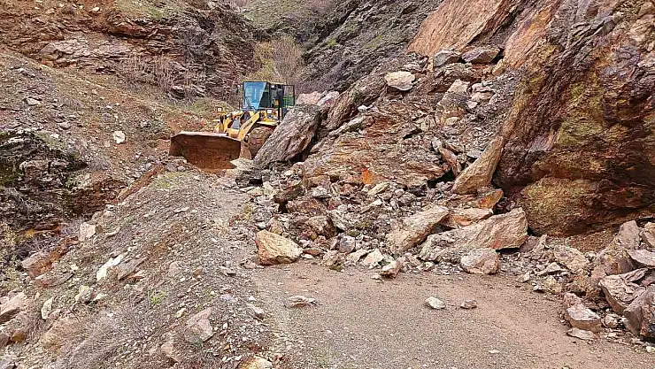 Heyelanlı yollar temizleniyor