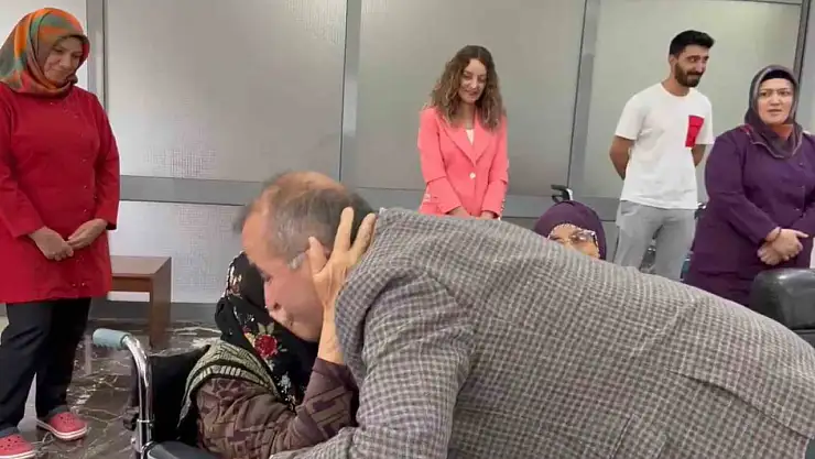Huzurevindeki yaşlı kadının valiye sözleri gönülleri ısıttı: 'Babalar Günün kutlu olsun, bana da bir öpücük ver'