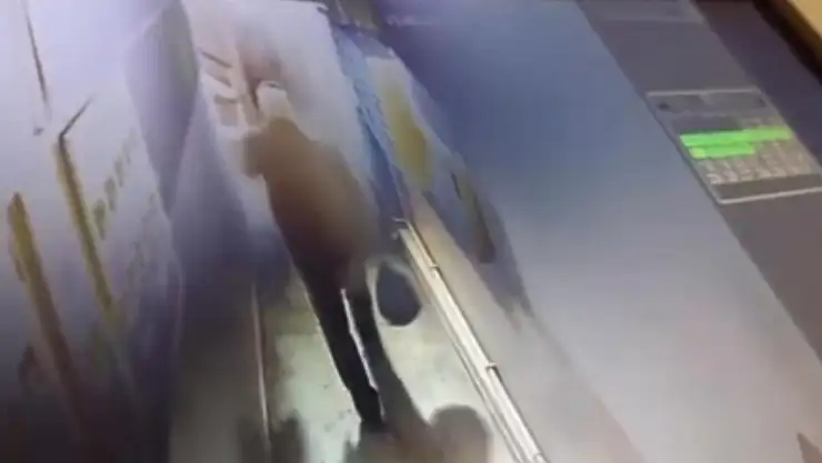 İki farklı motosiklet hırsızlığı, iki farklı kamerada: Birisi çaldı, diğeri kaçtı