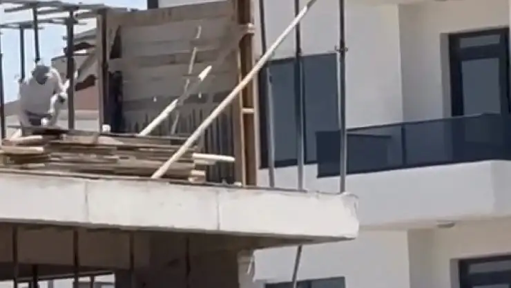 İnşaat işçilerinin tehlikeli çalışması kameraya yansıdı