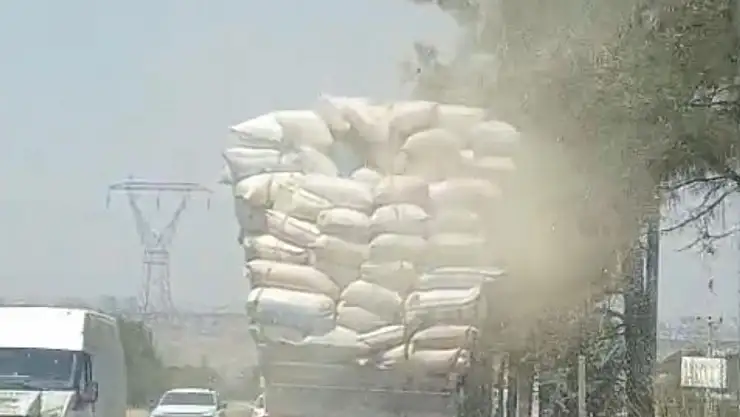 Kamyondan yola dökülen saman trafiği tehlikeye soktu