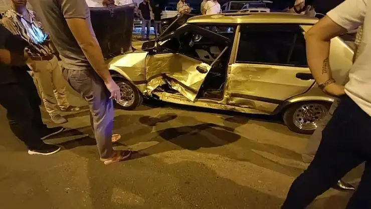 Kamyonet ile otomobil çarpıştı: 4 yaralı