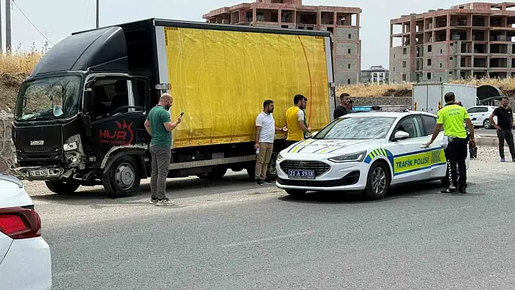 Kamyonet ile otomobil kafa kafaya çarpıştı: 2 yaralı