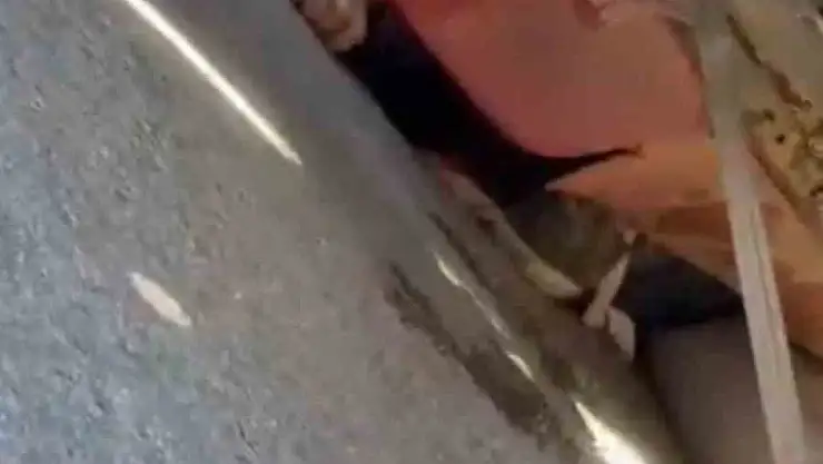 Kamyonun altında kalan motosiklet sürücüsünü kurtarmak için seferber oldular