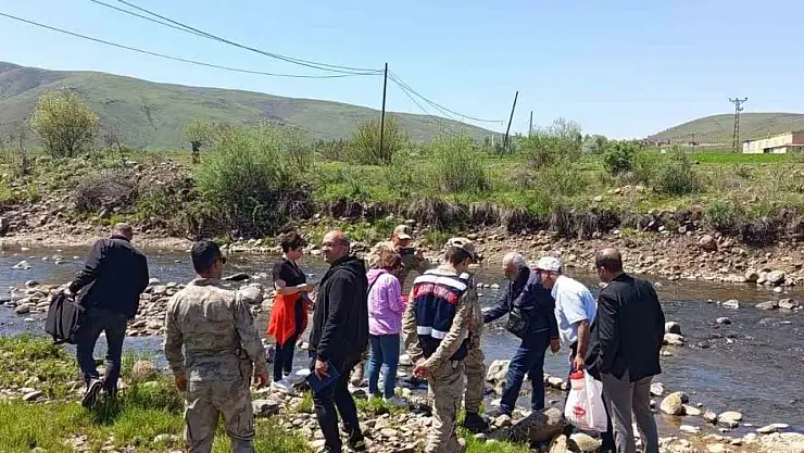 Karakoçan'da deredeki balık ölümleri için numuneler alındı