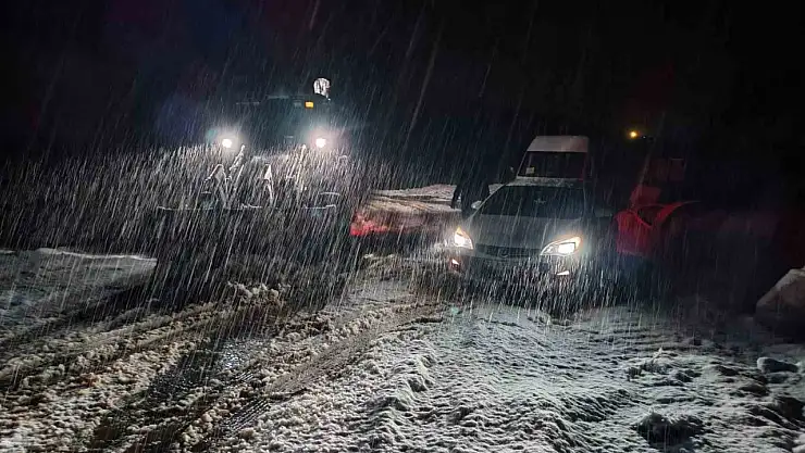 Karda yolda mahsur kalanların yardımına İl Özel İdaresi ekipleri yetişti
