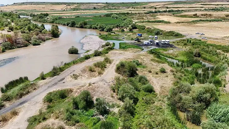 Kardeşini ve yakınını kurtarmak isterken Dicle Nehri'nde kaybolan genci arama çalışmaları havadan görüntülendi