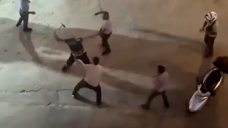 Kavga ettiği şahsa nacak ile saldırdı: O anlar kamerada