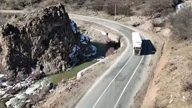 Kaya düşmeleri yaşanan ve tehlikeli virajları olan yolda çalışma talebi