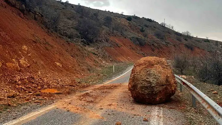 Kaya parçasının düştüğü yol ekipler tarafından temizlendi
