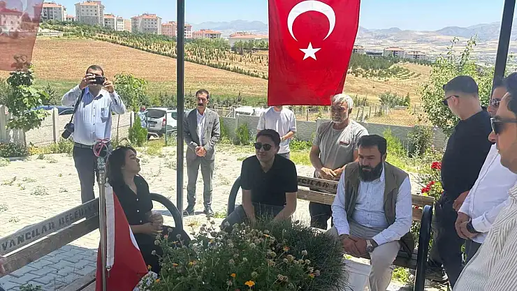 Kaymakam Dilekli'den duygusal veda: Şehit Yusuf Ataş'ın mezarı başında helallik aldı