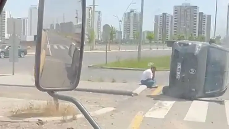 Kaza geçiren sürücü yan yatan kamyonetinin başında bekledi