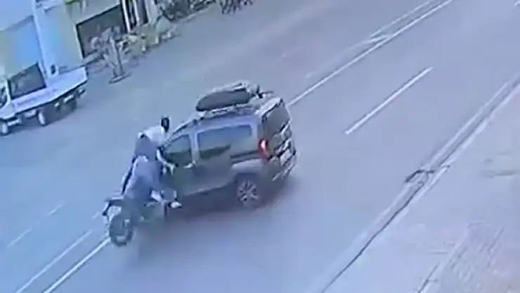 Kaza yapan motosikletteki yolcu, havada üç takla attı: O anlar kamerada