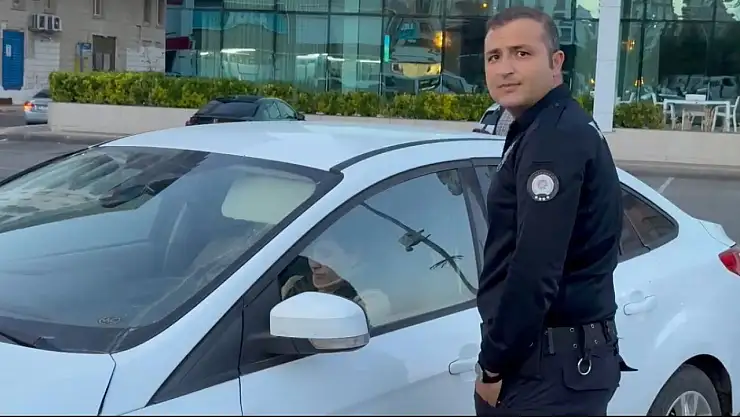 Kazaya karışan sürücü panik yaşadı, arabadan inmek istemedi