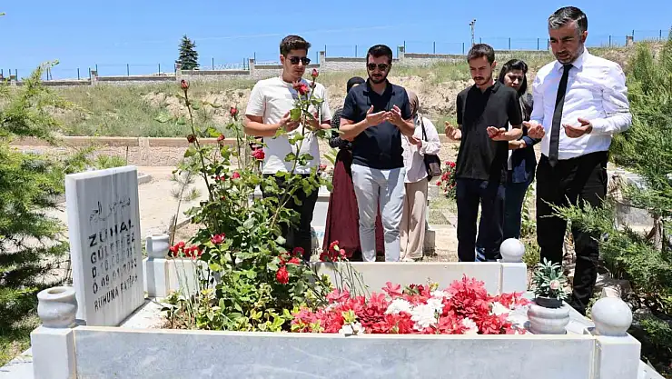 Kimsesizler mezarlığına defnedilmişti, vatandaşlar Arefe günü yalnız bırakmadı