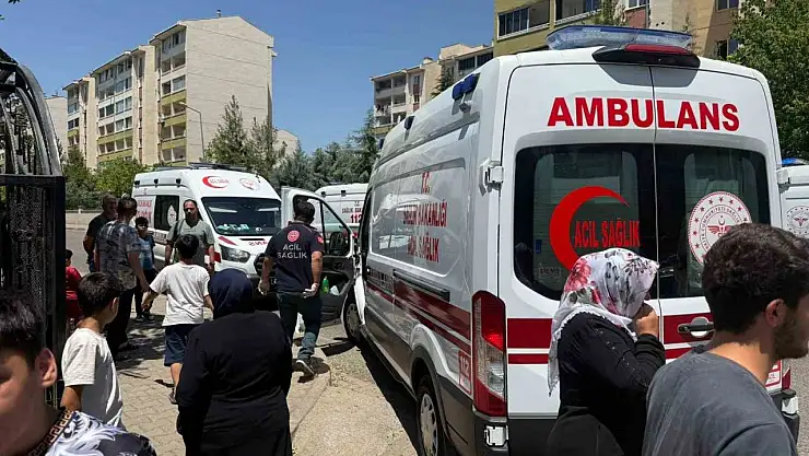 Klima ünitesinden çıkan yangında duman binayı kapladı, 4 kişi etkilendi