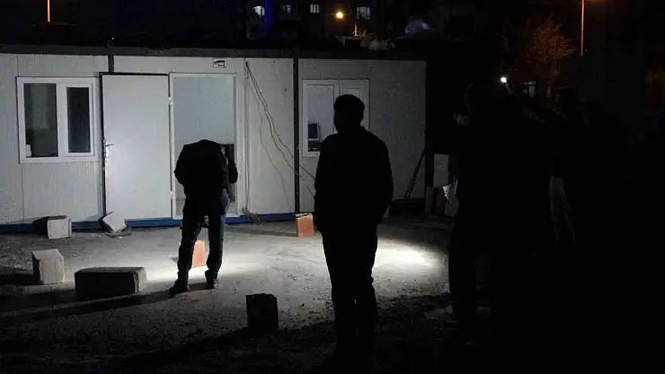 Konteyner içerisinde yaralandığını söyledi, boş kovanlar konteyner dışında bulundu