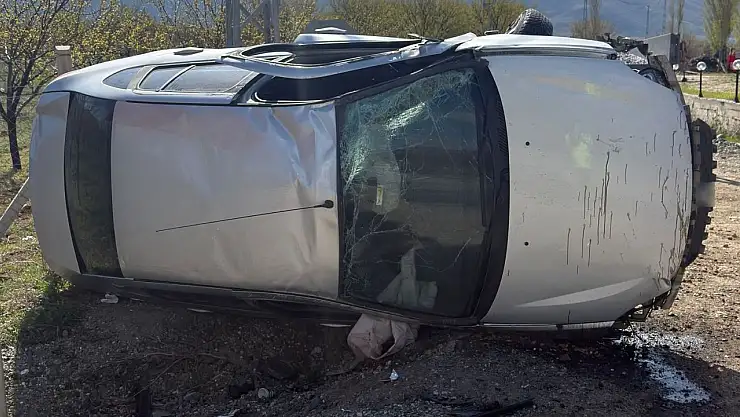 Kontrolden çıkan araç, toprak yığınına çaparak savruldu