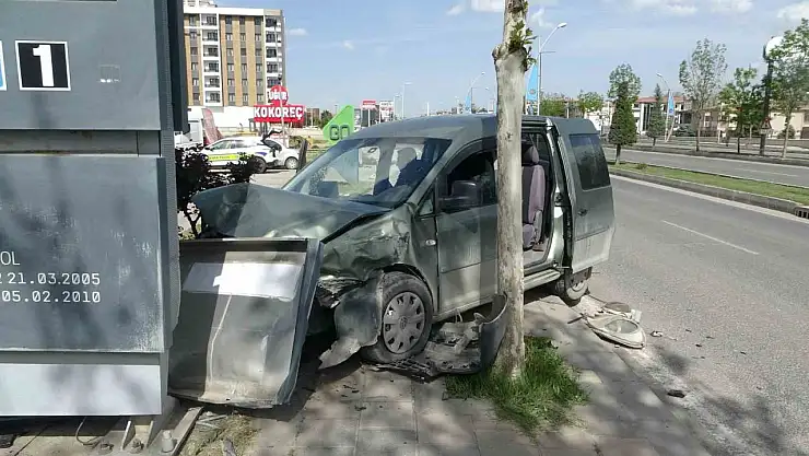 Kontrolden çıkan hafif ticari araç akaryakıt istasyonuna daldı