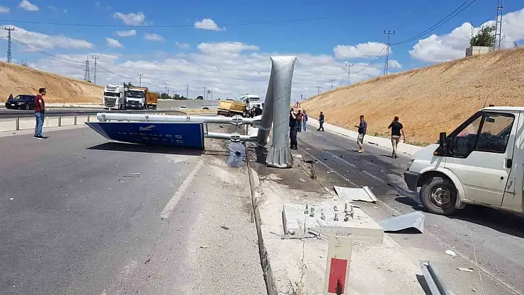 Kontrolden çıkan hafriyat kamyonu yön tabelasına çarptı: 1 yaralı