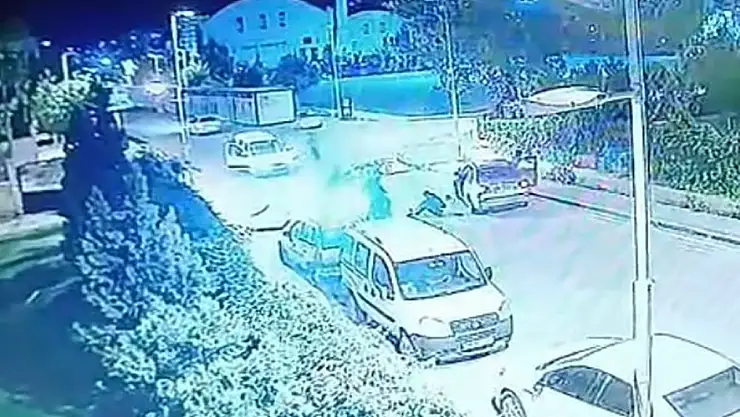 Kontrolden çıkan motosiklet otomobilin altına girdi