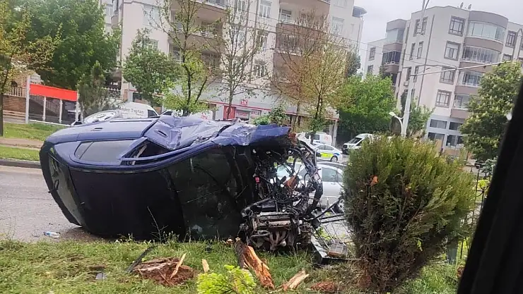 Kontrolden çıkan otomobil refüje çarptı: 2 yaralı