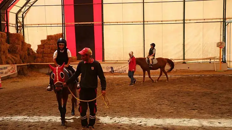 Koruma ve bakım altında bulunan çocuklar, 23 Nisan coşkusunu Diyarbakır Hipodromu'nda yaşadı