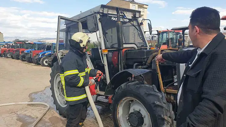 Kovancılar'da seyir halindeki traktör alev aldı