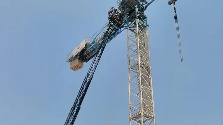 Kule vinçte fenalaşan operatörü itfaiye kurtardı