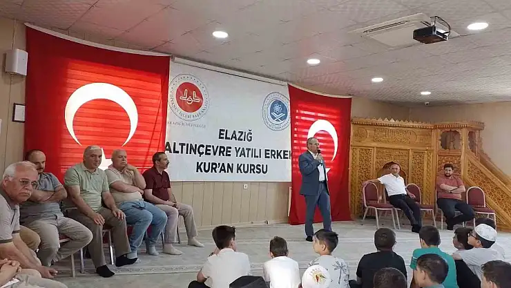 Kur'an kursunda karne ve ödül sevinci