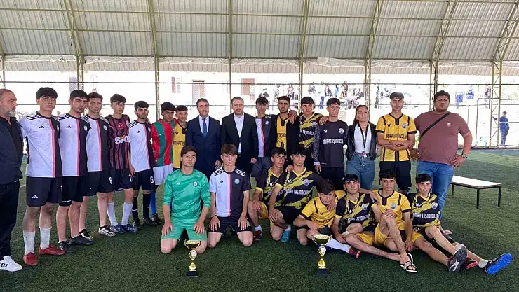 Liseler arası futbol turnuvası birincisi kupasını Kaymakam Yurdagül'den aldı