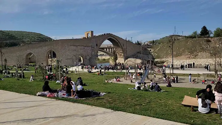 Malabadi Köprüsü bayram tatilinde ziyaretçilerin akınına uğradı